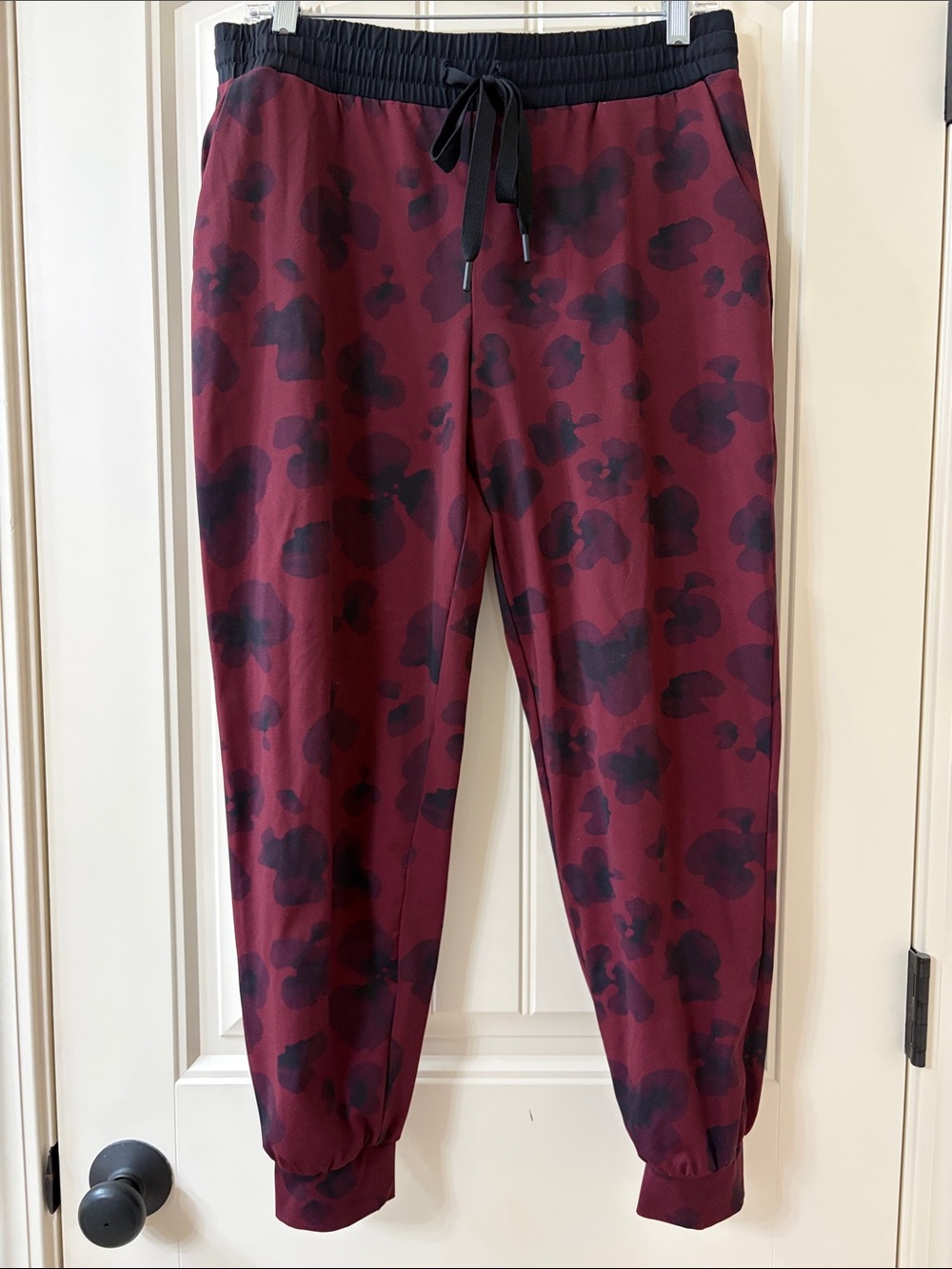 Lou and Grey Maroon and Black Floral-Print Jogger Pants, Small